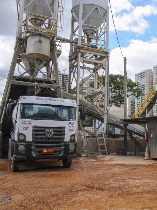 Caminhão betoneira Concreto Usinado em operação